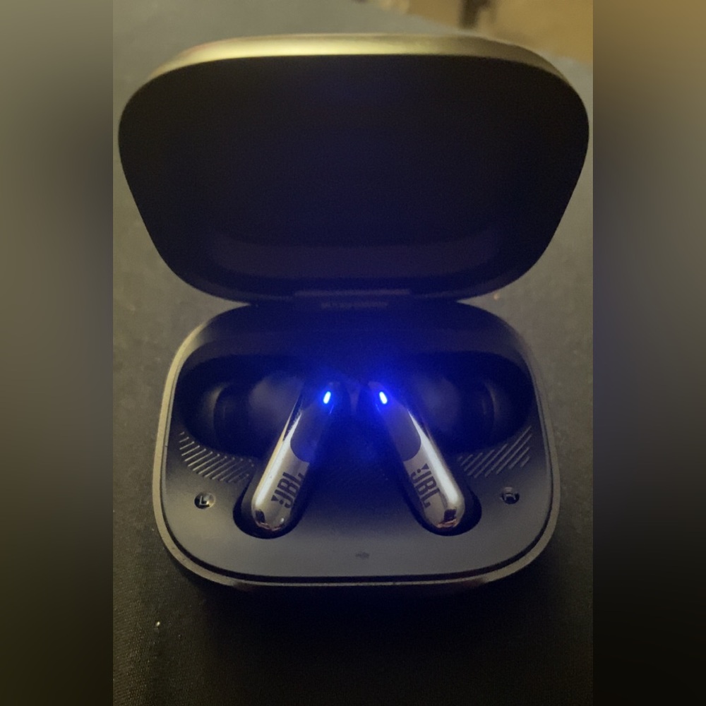 **SOLD ON ANOTHER SITE** 
JBL live beam 3 earbuds